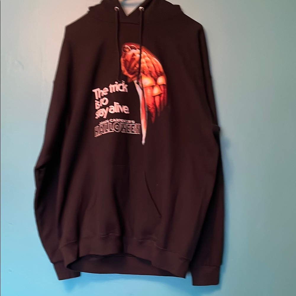 Black John Carpenter’s Halloween Graphic Sweatshirt with Bold Design feat Myers